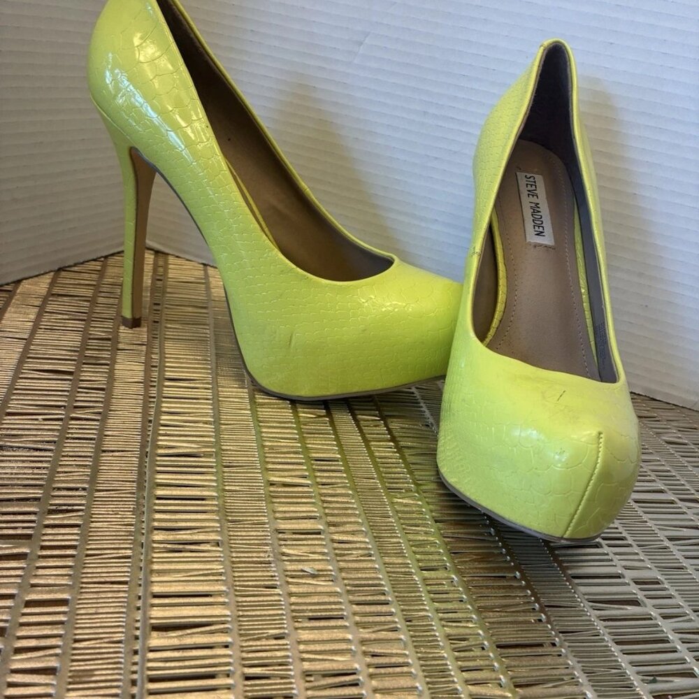 Steve Madden Nala Neon Yellow Snake Platform Heels Pumps - Women’s Size 10 - Picture 6 of 6